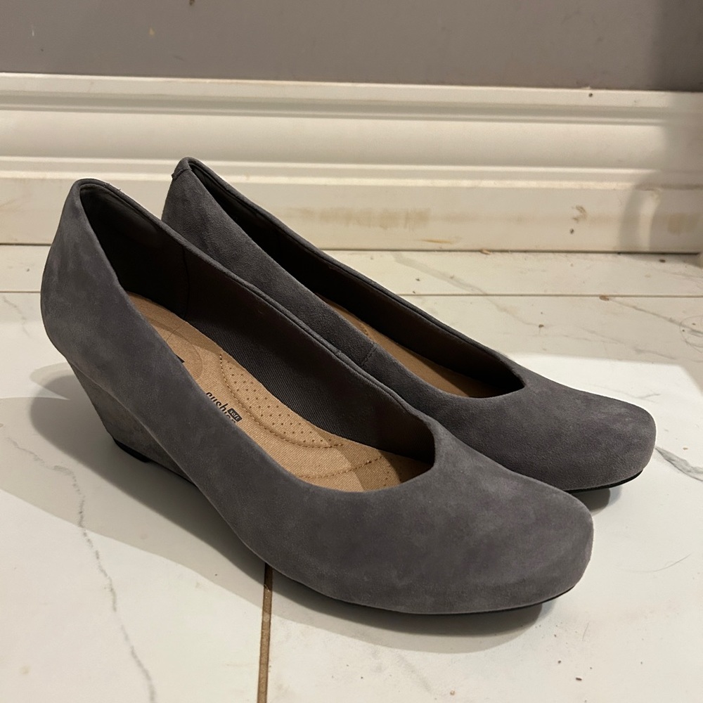 Grey Suede Clarks Wedge Shoe Sz 8.5W NWT